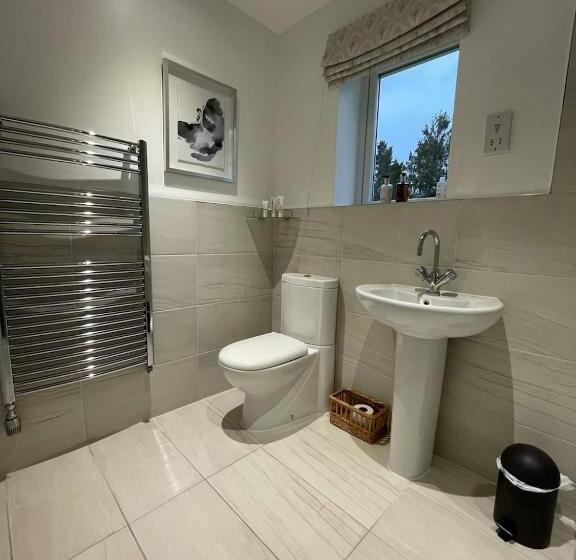 تختخواب و صبحانه Bricket House