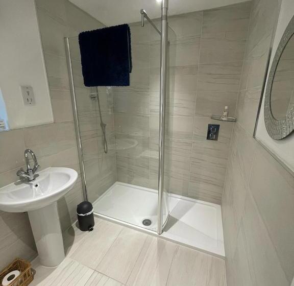 تختخواب و صبحانه Bricket House