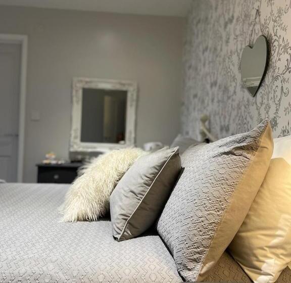 تختخواب و صبحانه Bricket House