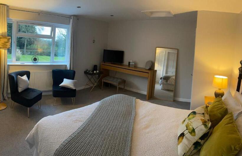 تختخواب و صبحانه Bricket House