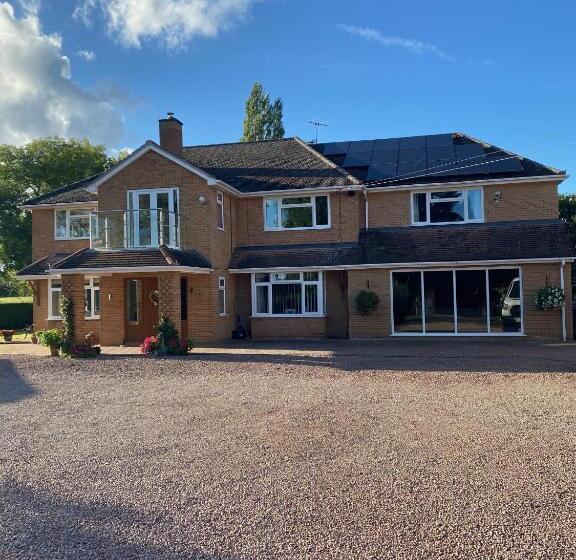 تختخواب و صبحانه Bricket House