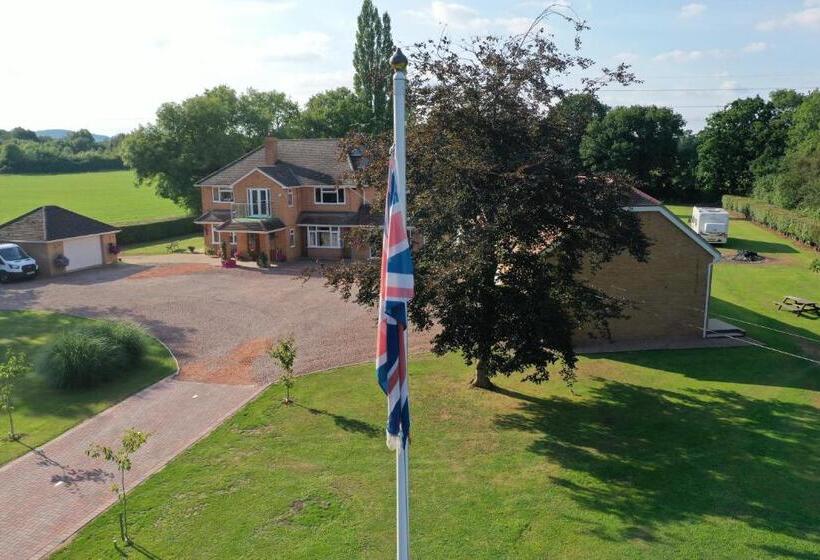 تختخواب و صبحانه Bricket House