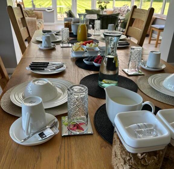 تختخواب و صبحانه Bricket House