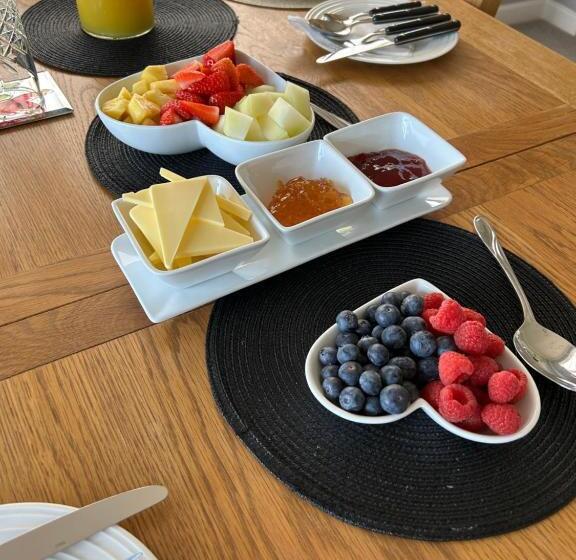 تختخواب و صبحانه Bricket House