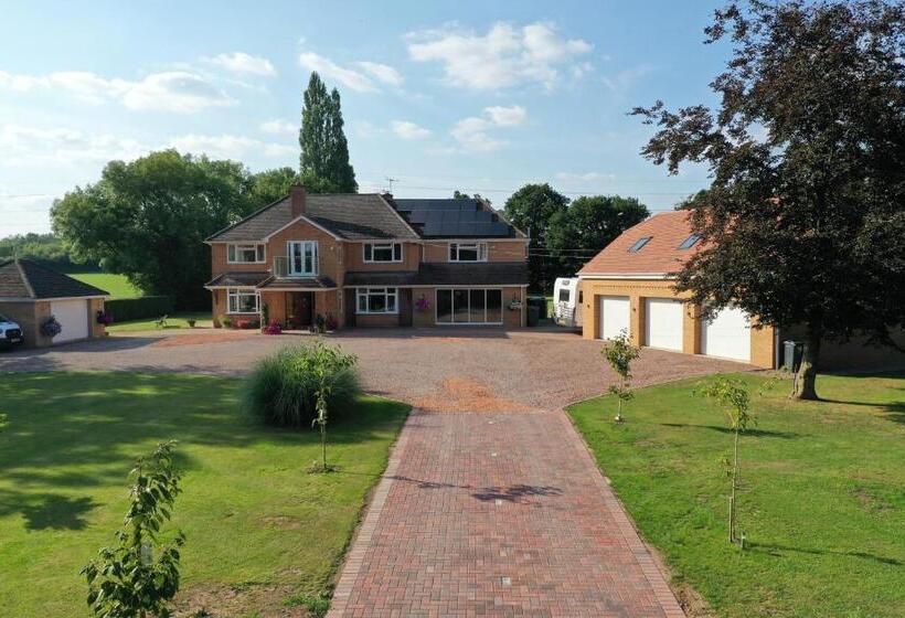 تختخواب و صبحانه Bricket House