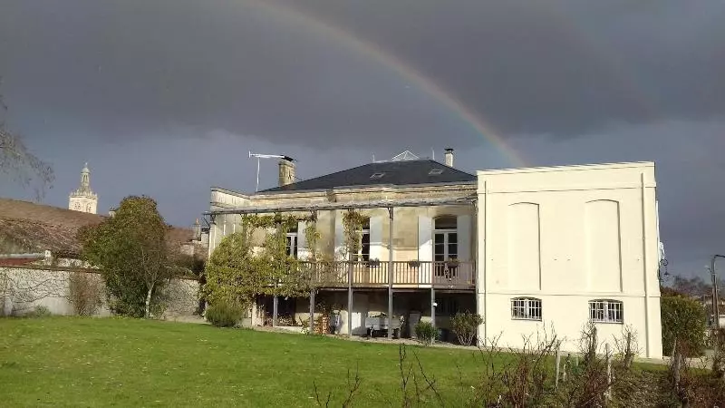 تختخواب و صبحانه Château Papounan