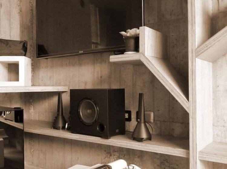 تختخواب و صبحانه One House