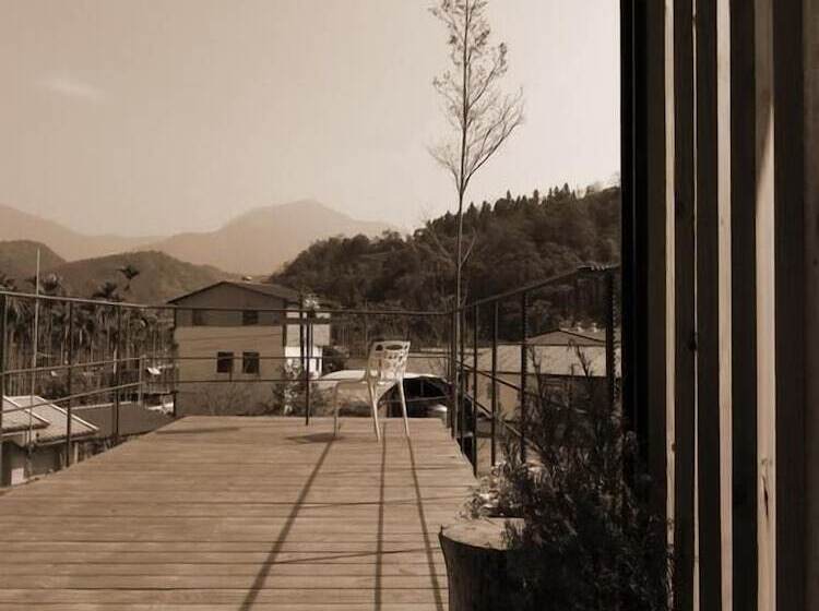 تختخواب و صبحانه One House