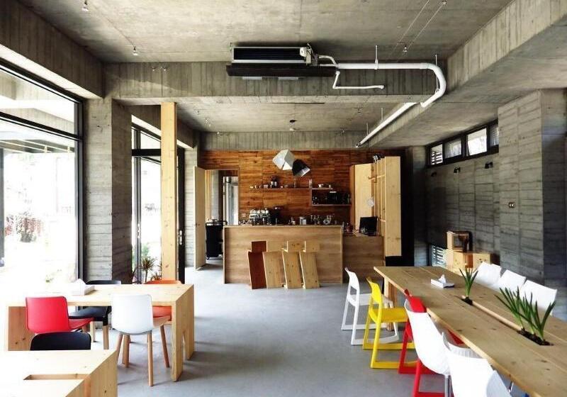 تختخواب و صبحانه One House