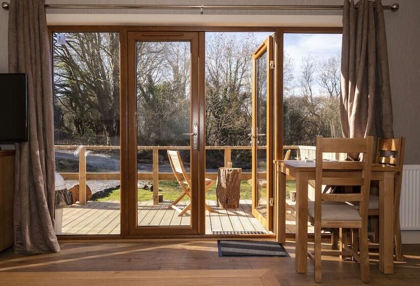 Отель Herons Lake Retreat