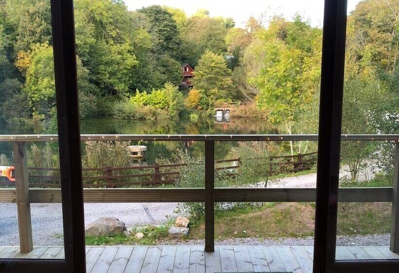 Отель Herons Lake Retreat