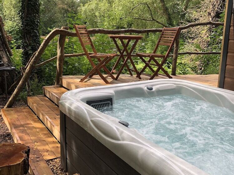 Отель Herons Lake Retreat