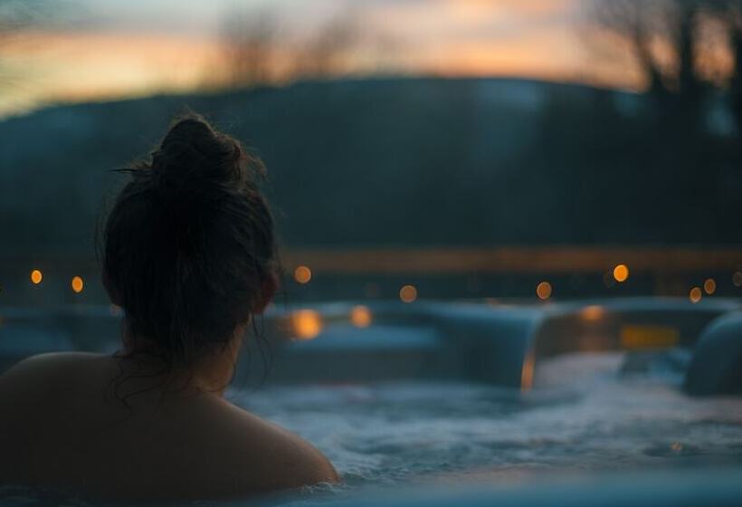 Отель Herons Lake Retreat