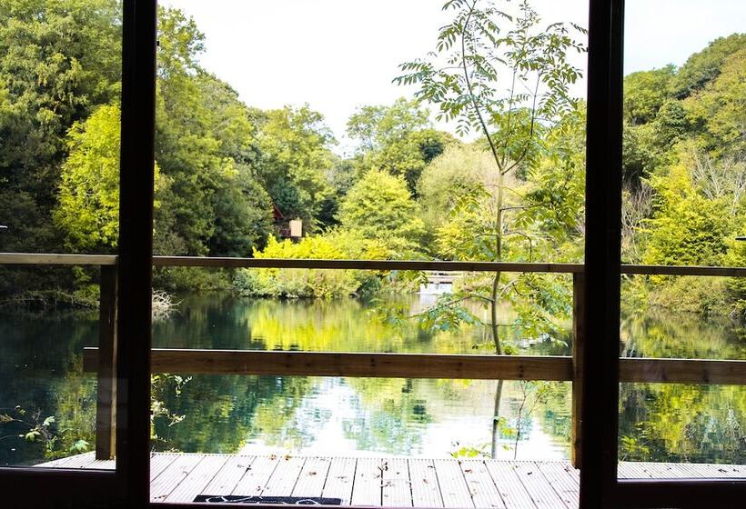 Отель Herons Lake Retreat