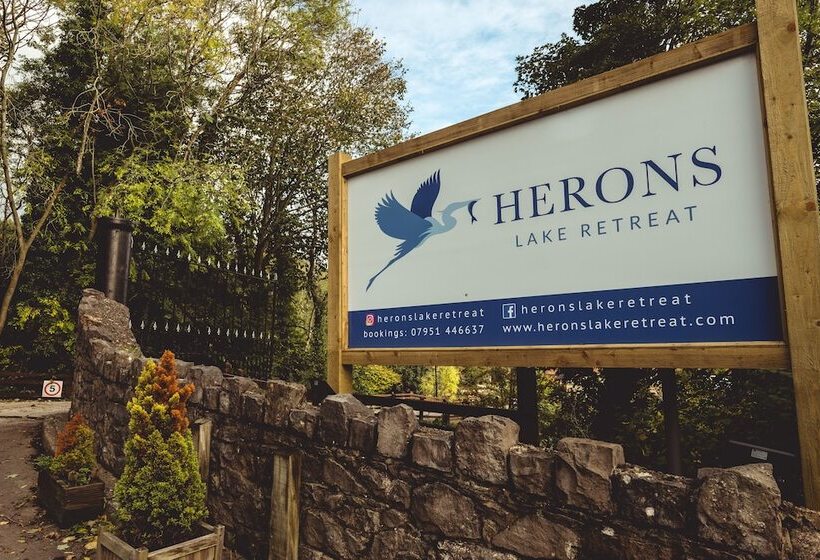 Отель Herons Lake Retreat