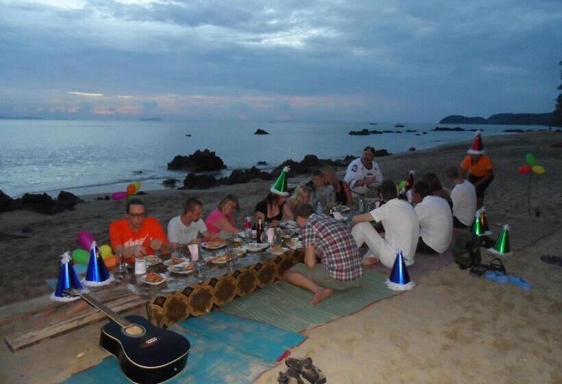 هتل Jungle Hill Beach Bungalow