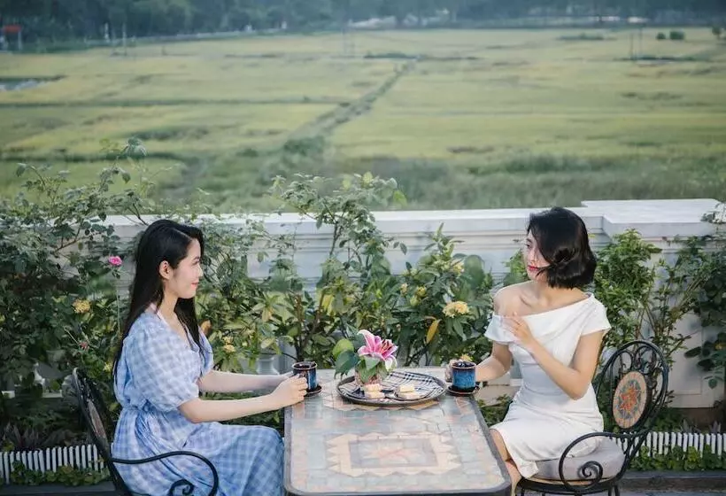 Liberty Hall Tam Coc Hotel & Villa