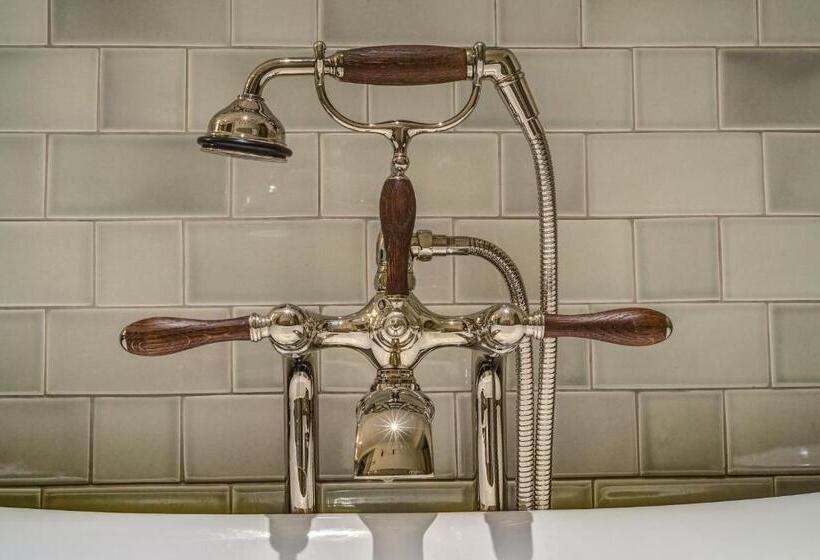 فندق Eleven Scarp Ridge Lodge