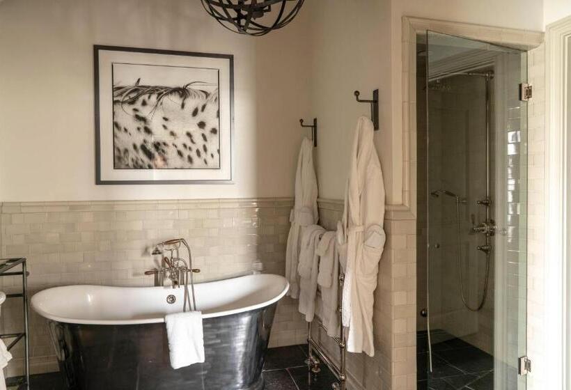 فندق Eleven Scarp Ridge Lodge