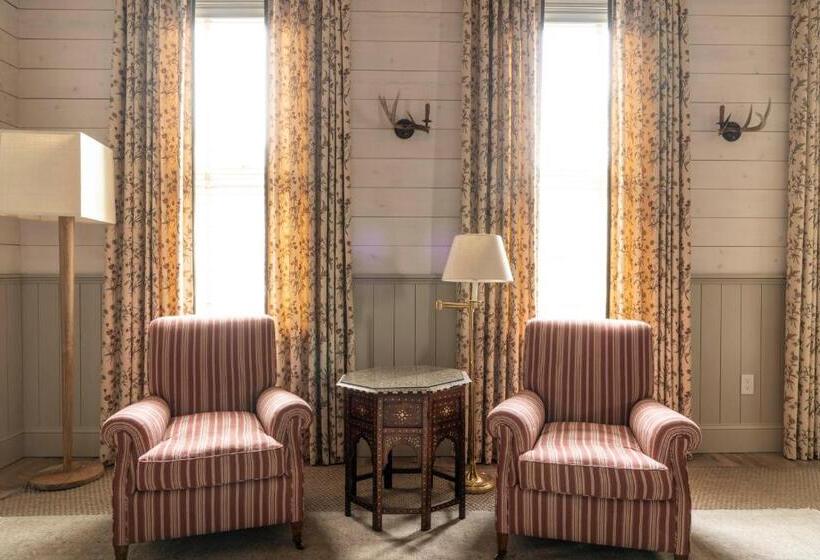 فندق Eleven Scarp Ridge Lodge