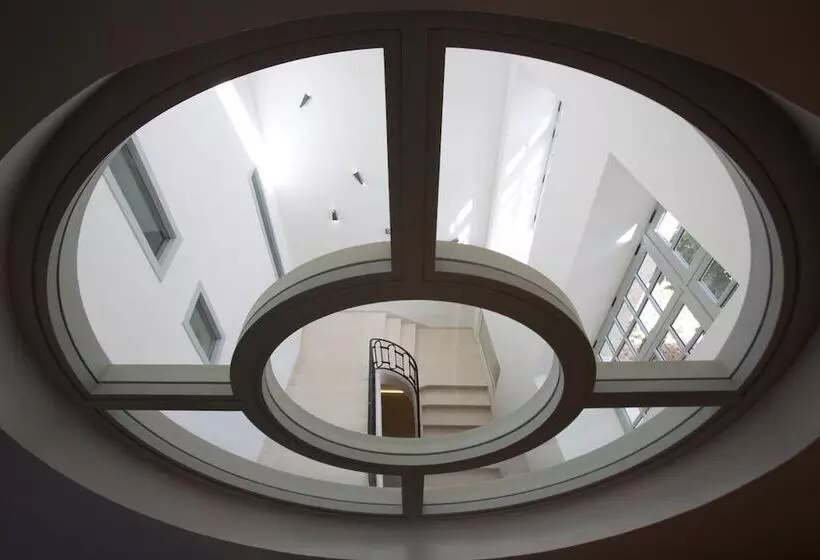 ホテル College Des Doctrinaires