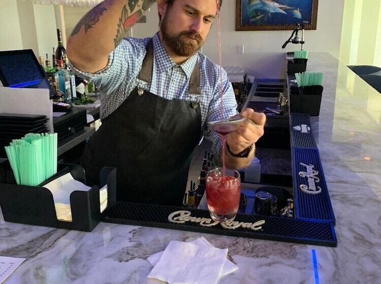 Отель Oasis Resort Gulfport