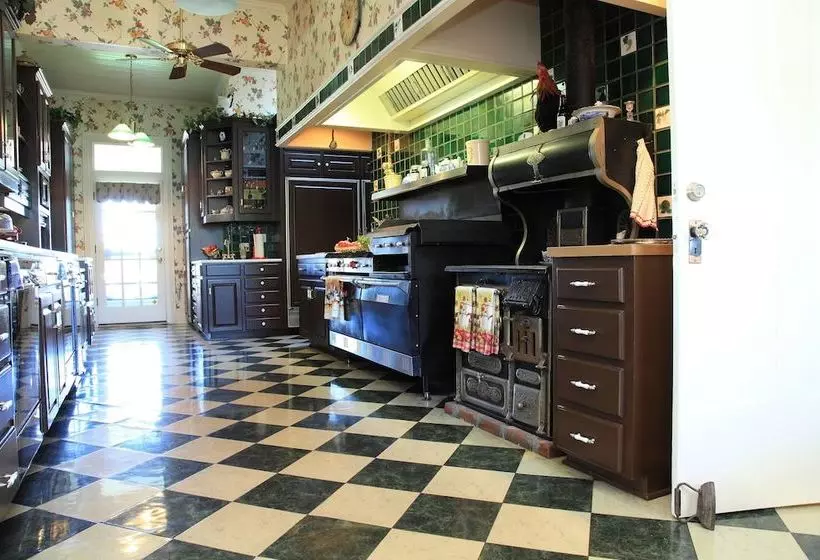 Aamiaismajoitus (B&B) Bybee's Historic Inn