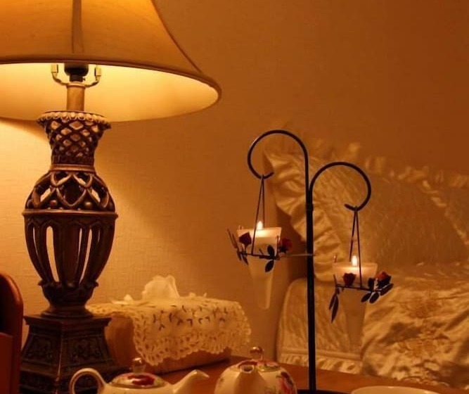 تختخواب و صبحانه Maple