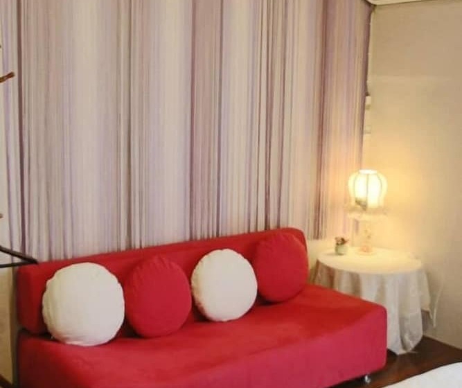 تختخواب و صبحانه Maple