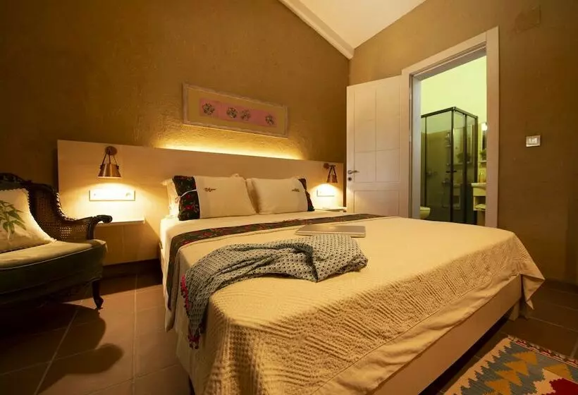 ホテル Manej Urla