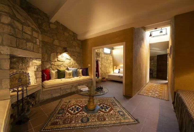 ホテル Manej Urla