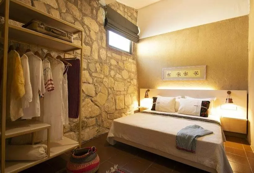 ホテル Manej Urla