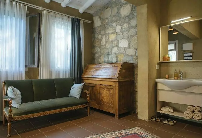 ホテル Manej Urla