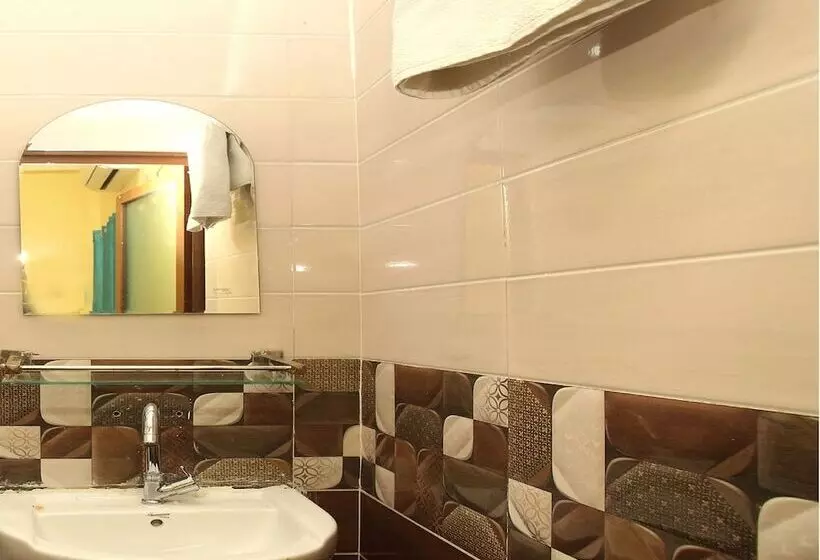 هتل Spot On 503 Lisno Restaurant And Lodge