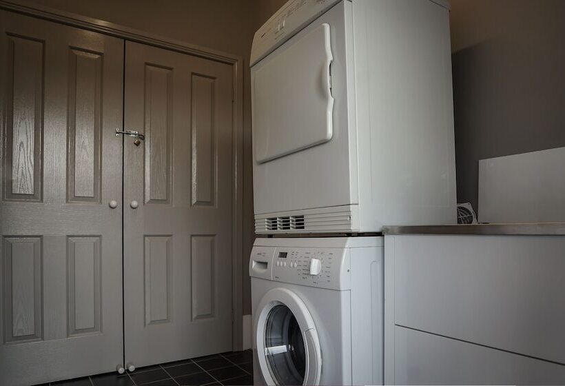 מוטל Akuna Motor Inn And Apartments