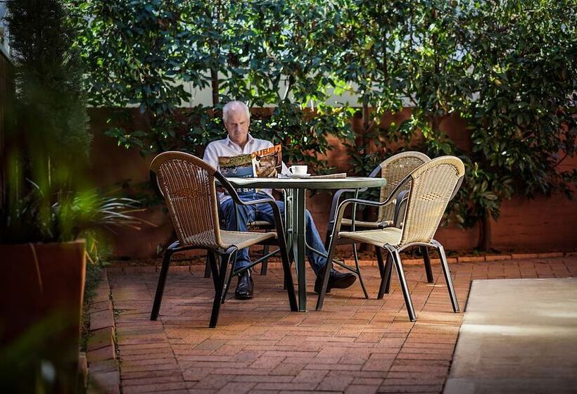 מוטל Akuna Motor Inn And Apartments