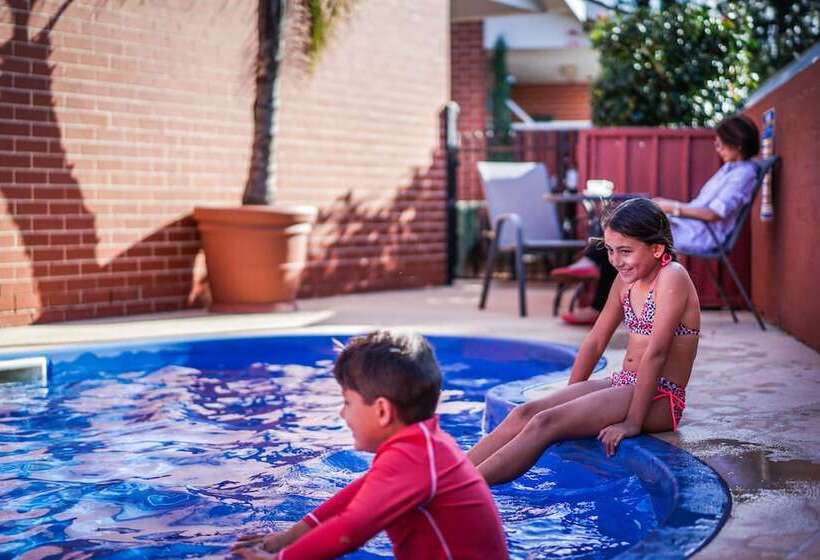 מוטל Akuna Motor Inn And Apartments