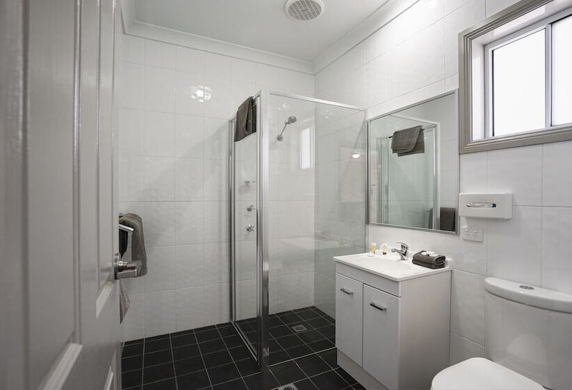 מוטל Akuna Motor Inn And Apartments