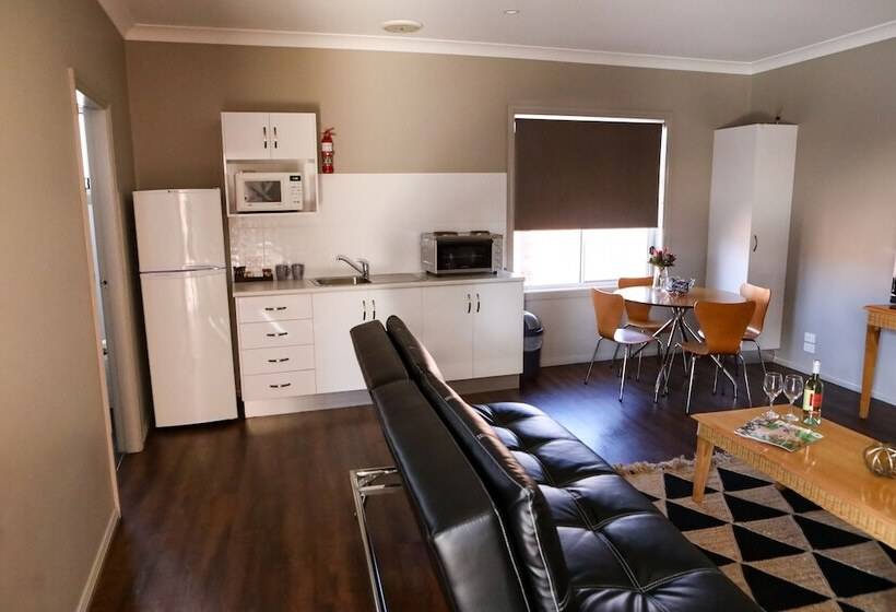 מוטל Akuna Motor Inn And Apartments