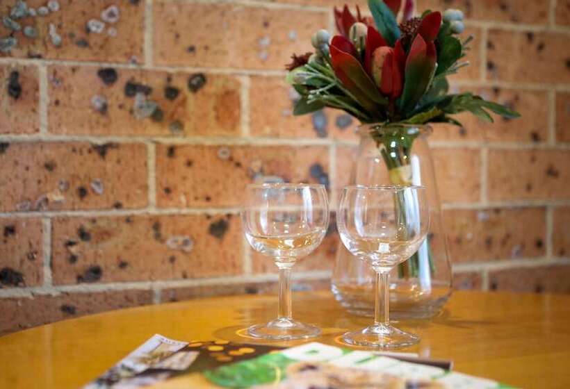 מוטל Akuna Motor Inn And Apartments