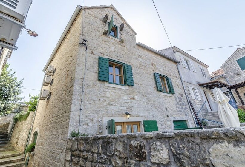 Apartments And Room Lucijo