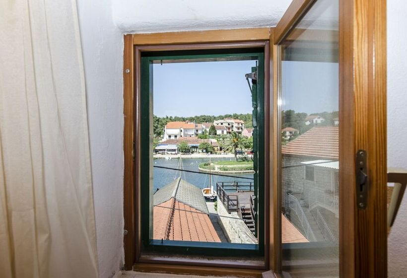 Apartments And Room Lucijo