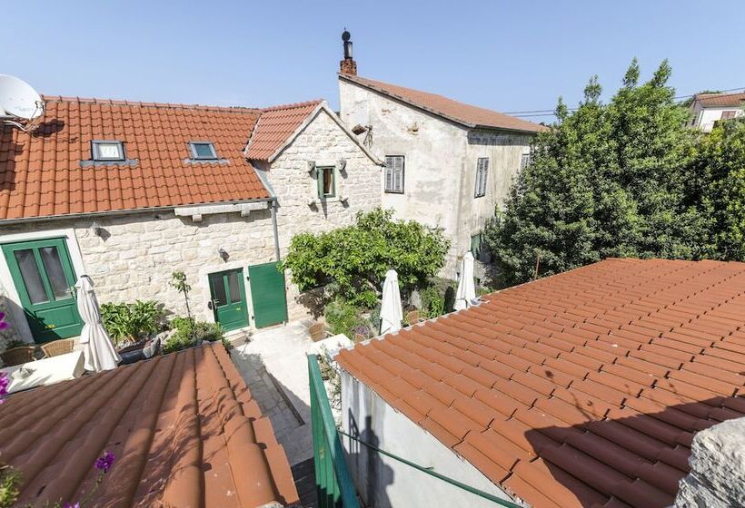 Apartments And Room Lucijo