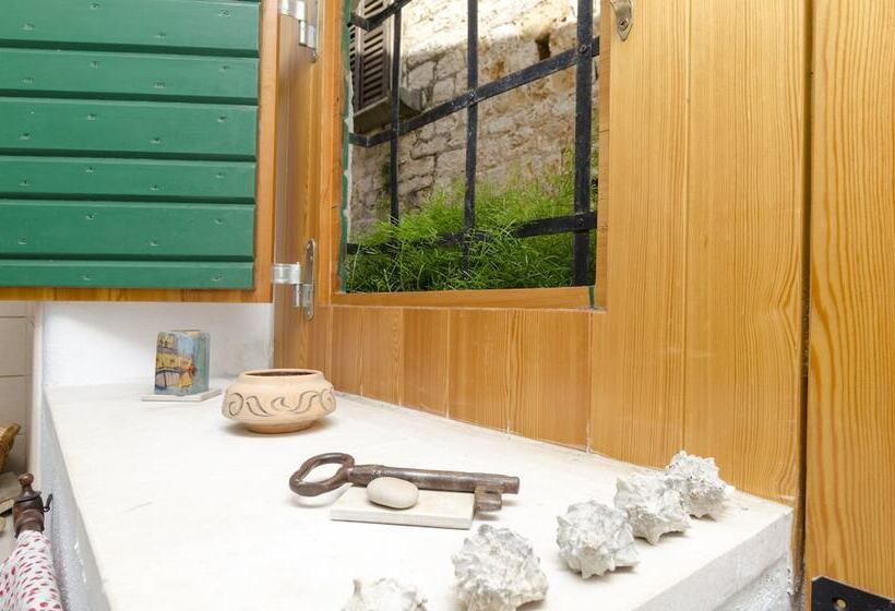 Apartments And Room Lucijo