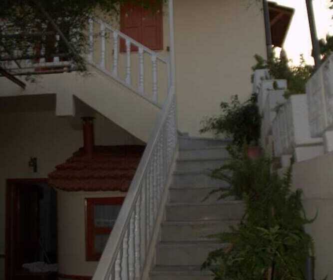 هتل Medieval Rose Guest House