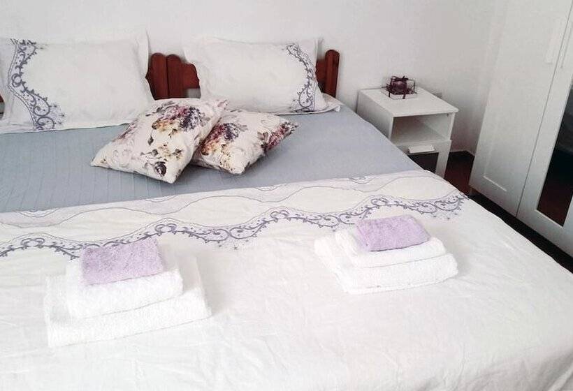 هتل Medieval Rose Guest House