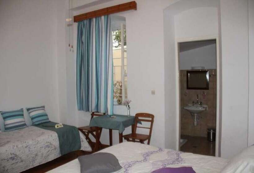 هتل Medieval Rose Guest House