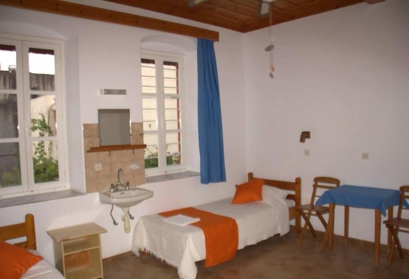 هتل Medieval Rose Guest House