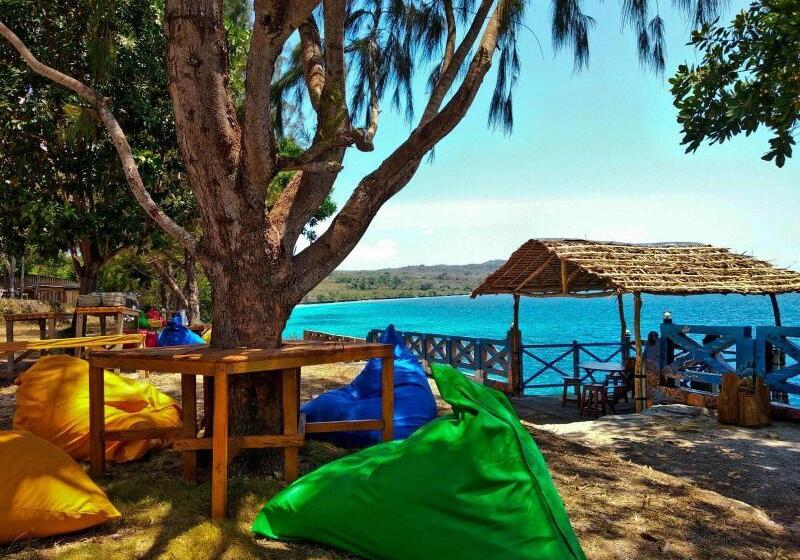 בית מלון כפרי Nirwana Buton Villa