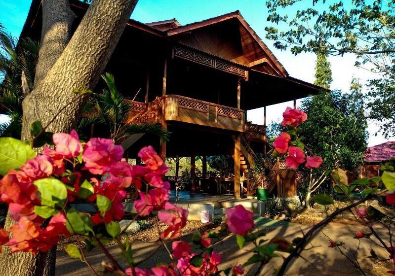 בית מלון כפרי Nirwana Buton Villa